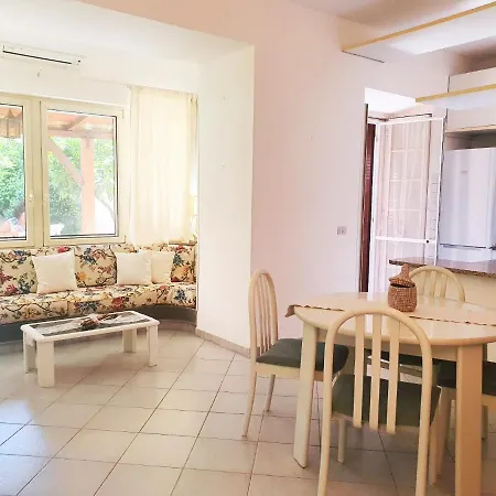 Διαμέρισμα Terry - 6 Posti Con Giardino In Centro Terracina