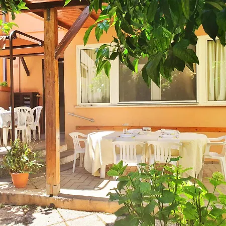 Terry - 6 Posti Con Giardino In Centro Terracina